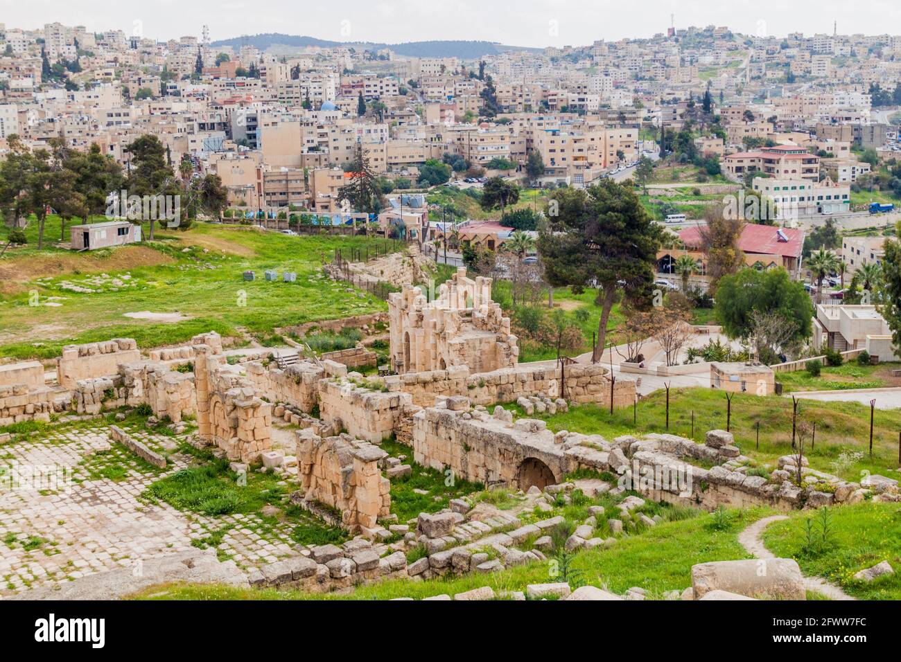 Blick auf Jerash mit den Ruinen der antiken Stadt, Jordanien Stockfoto