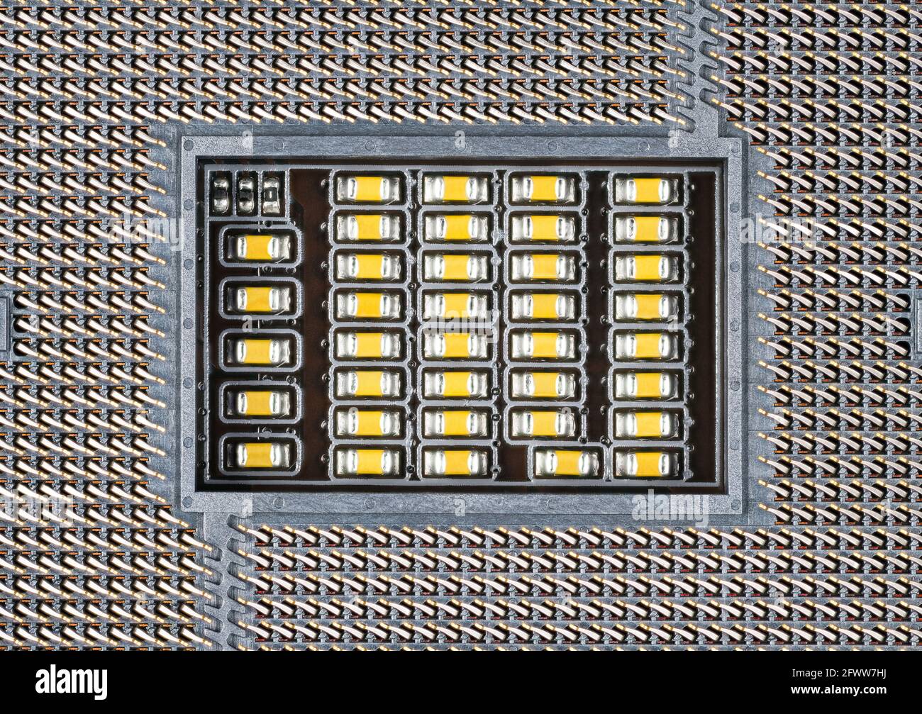 Computer Motherboard Sockel Detail mit elektronischen Komponenten und viele Pins für Prozessor. Nahaufnahme kleiner Widerstände im CPU-Steckplatz. Mikroelektronik. Stockfoto