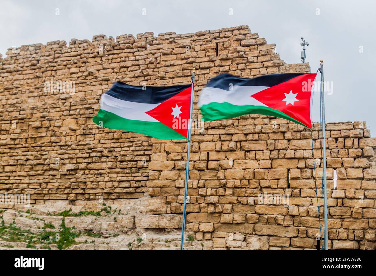 Flaggen Jordaniens auf den Ruinen der Burg Karak, Jordanien Stockfoto