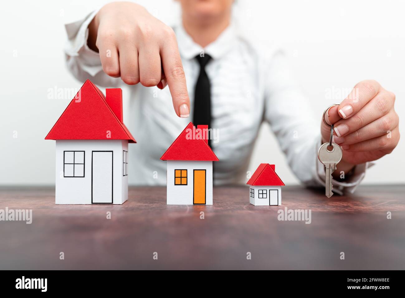 Aktualisieren Sie Ihr Haus Vertreten Durch Lady In Outfit, Business Woman Präsentiert Pläne Für Home Change, Verschiedene Apartment Plan Größen Vergleich, Mehrere Stockfoto