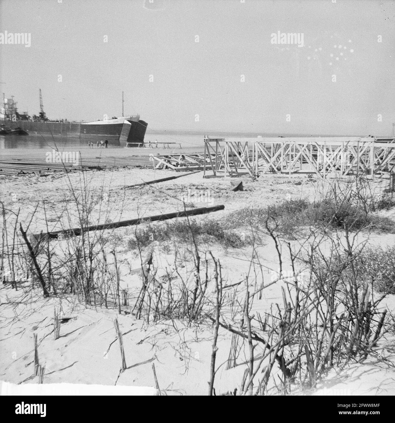 Sondierungsbohrungen auf Ameland durch NAM und Caltex. Schiff Cal-Agro von Caltex landet Material, 26. September 1963, Mineralgewinnung, Schiffe, Niederlande, Presseagentur des 20. Jahrhunderts, Foto, Nachrichten zum erinnern, Dokumentarfilm, historische Fotografie 1945-1990, visuelle Geschichten, Menschliche Geschichte des zwanzigsten Jahrhunderts, Momente in der Zeit festzuhalten Stockfoto