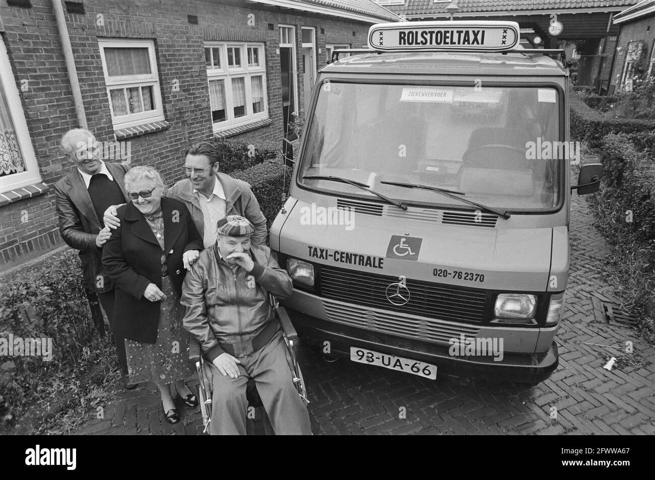 Die Probezeit des Amsterdamer Taxiunternehmens mit einem Rollstuhltaxi für sechs Monate beginnt morgen; eines von 3 Rollstuhltaxis, 30. Juni 1981, Probezeiten, Taxis, Niederlande, 20. Jahrhundert Presseagentur Foto, Nachrichten zu erinnern, Dokumentarfilm, historische Fotografie 1945-1990, visuelle Geschichten, Menschliche Geschichte des zwanzigsten Jahrhunderts, Momente in der Zeit festzuhalten Stockfoto