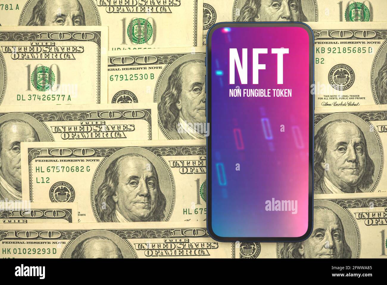 NFT nicht-fungible kryptografische Token-Logo auf dem Bildschirm des modernen Mobiltelefons, lila Kunst, Geld-Dollar auf dem Hintergrund, Konzept Krypto-Kunst und BL Stockfoto