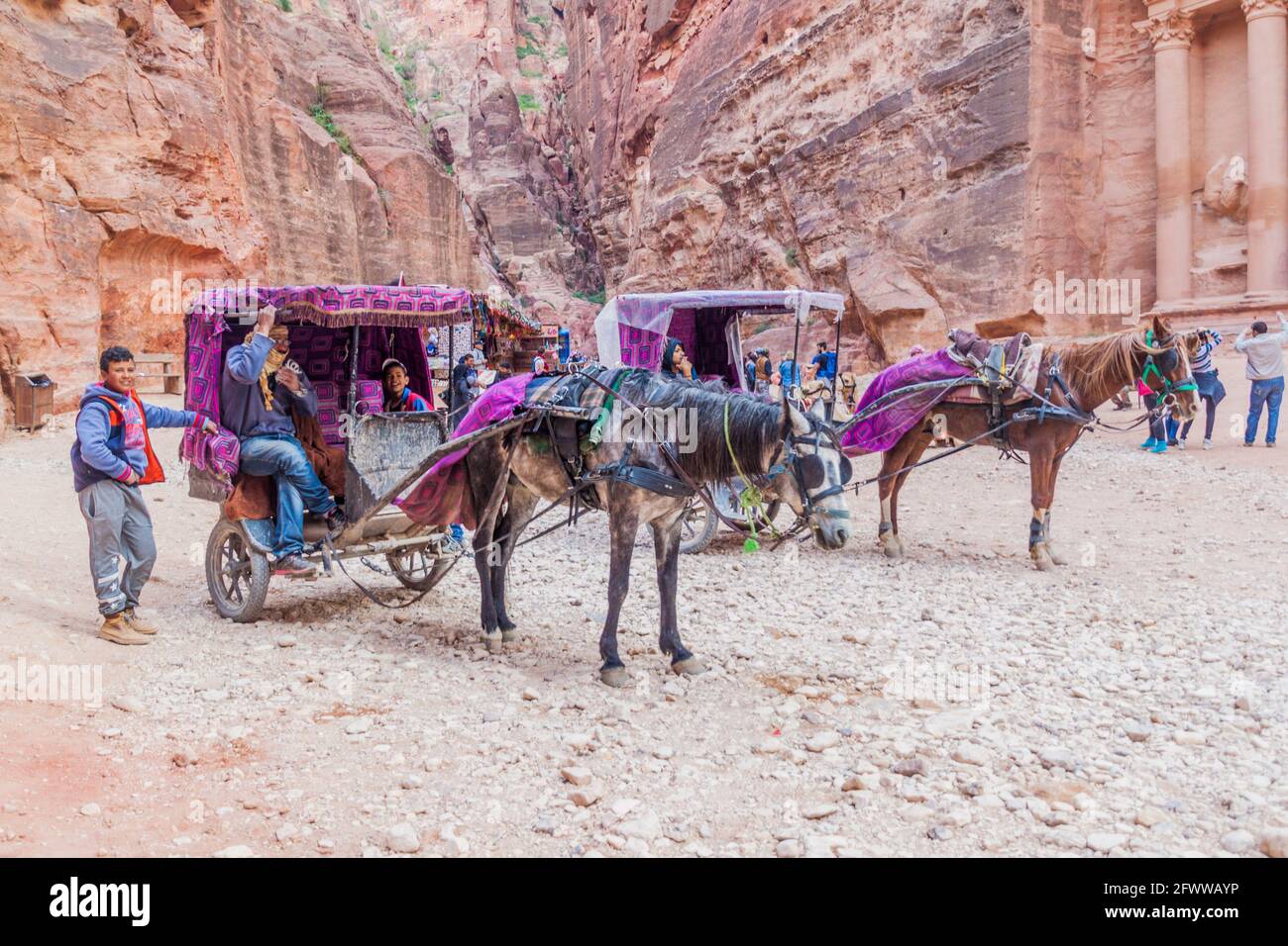 PETRA, JORDANIEN - 25. MÄRZ 2017: Pferdekutschen in der antiken Stadt Petra, Jordanien Stockfoto