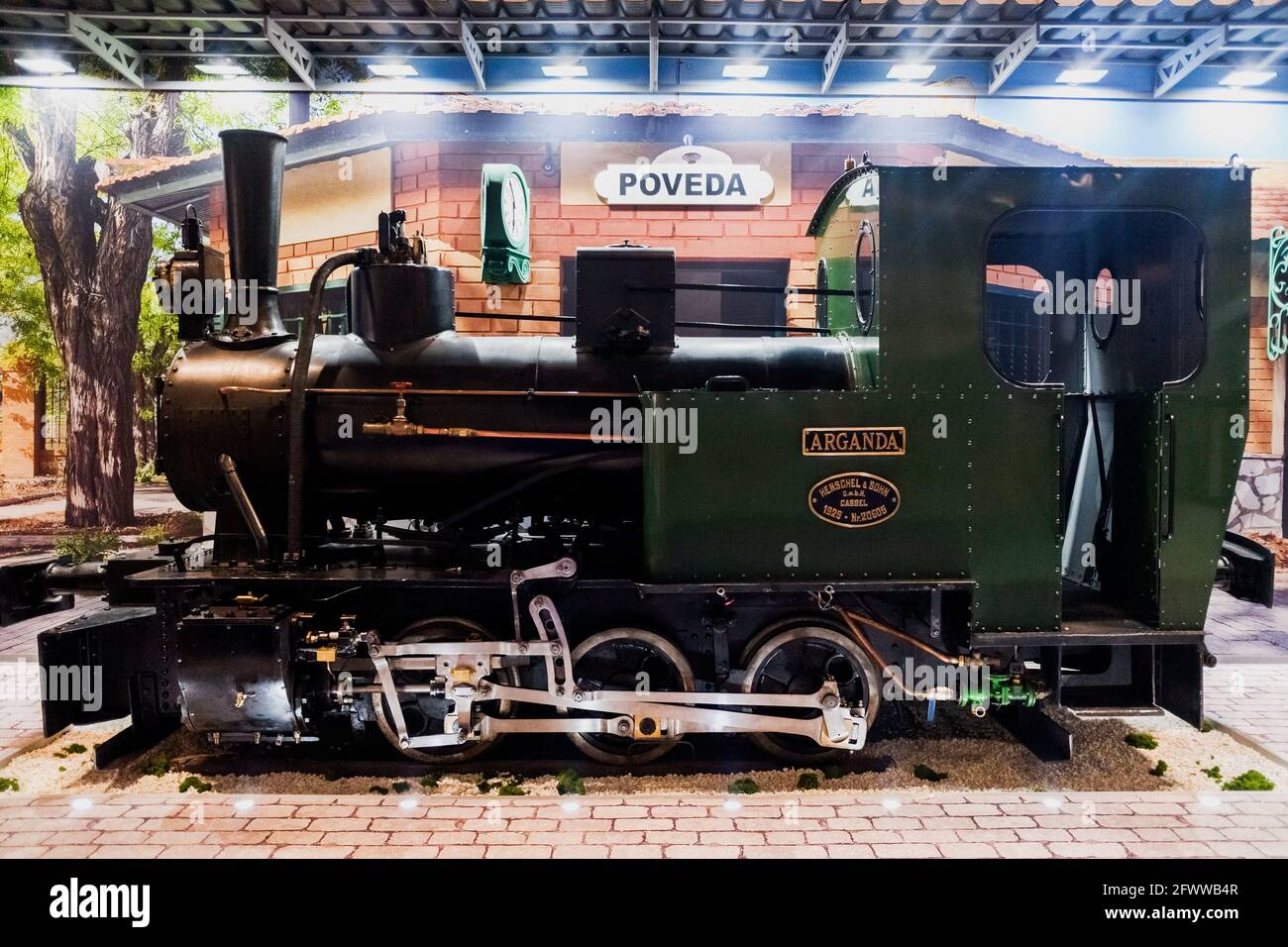 Madrid, Spanien - 20. Mai 2021: Alte Lokomotive der Arganda-Linie, ausgestellt in einer öffentlichen Ausstellung. Stockfoto