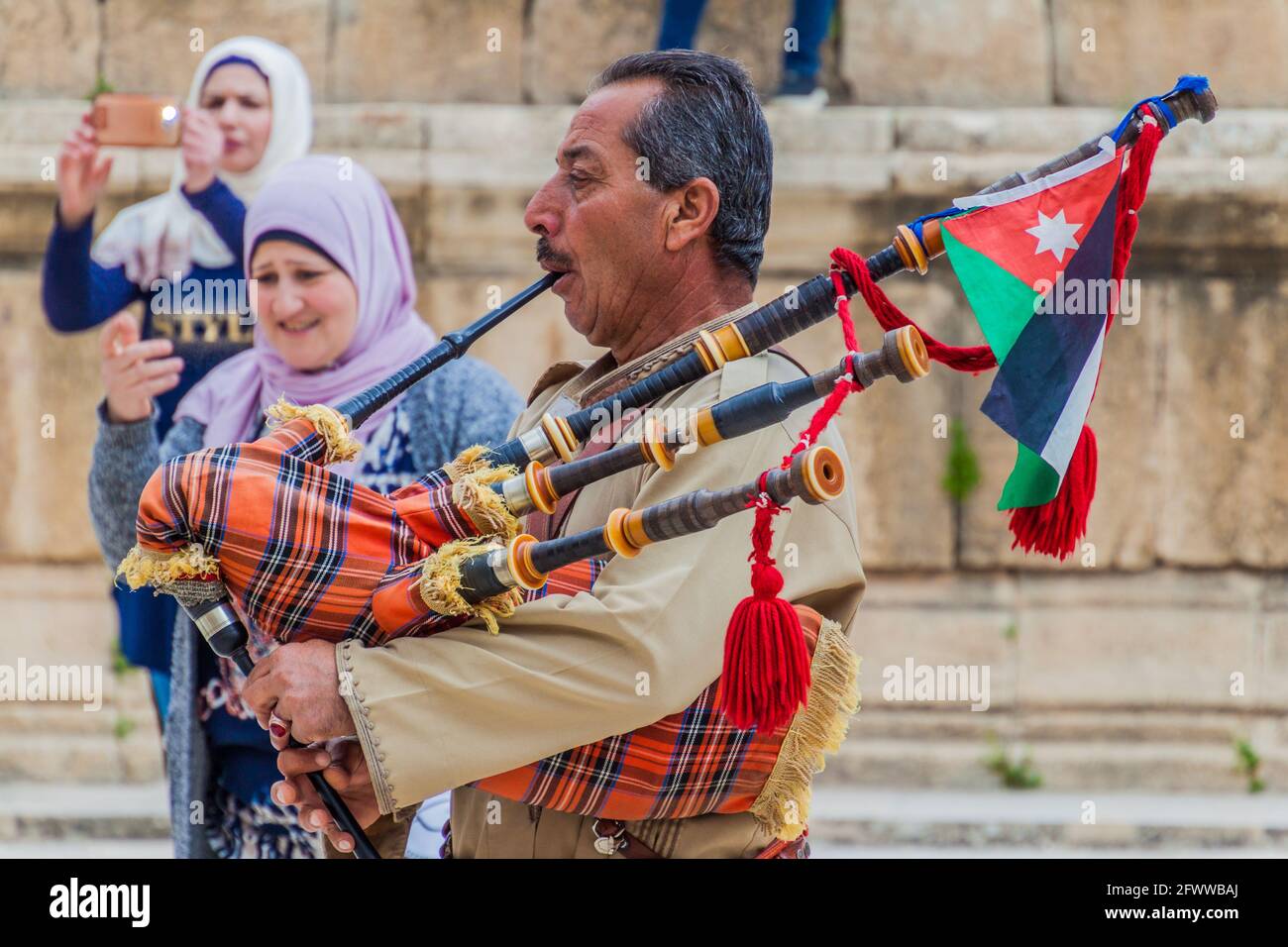 JERASH, JORDANIEN - 1. APRIL 2017: Musiker am Southern Theatre in Jerash, Jordanien Stockfoto