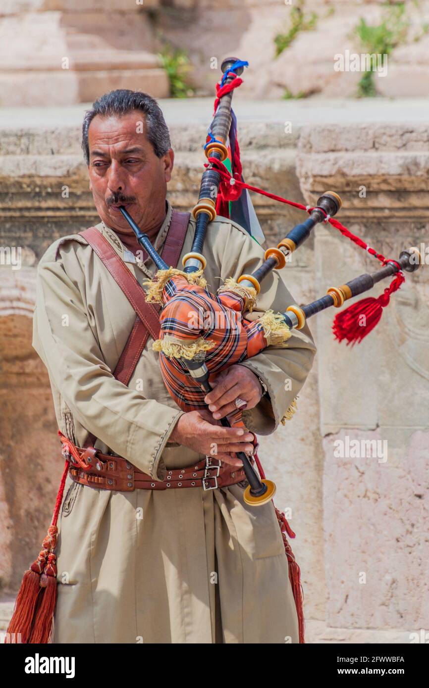 JERASH, JORDANIEN - 1. APRIL 2017: Musiker am Southern Theatre in Jerash, Jordanien Stockfoto