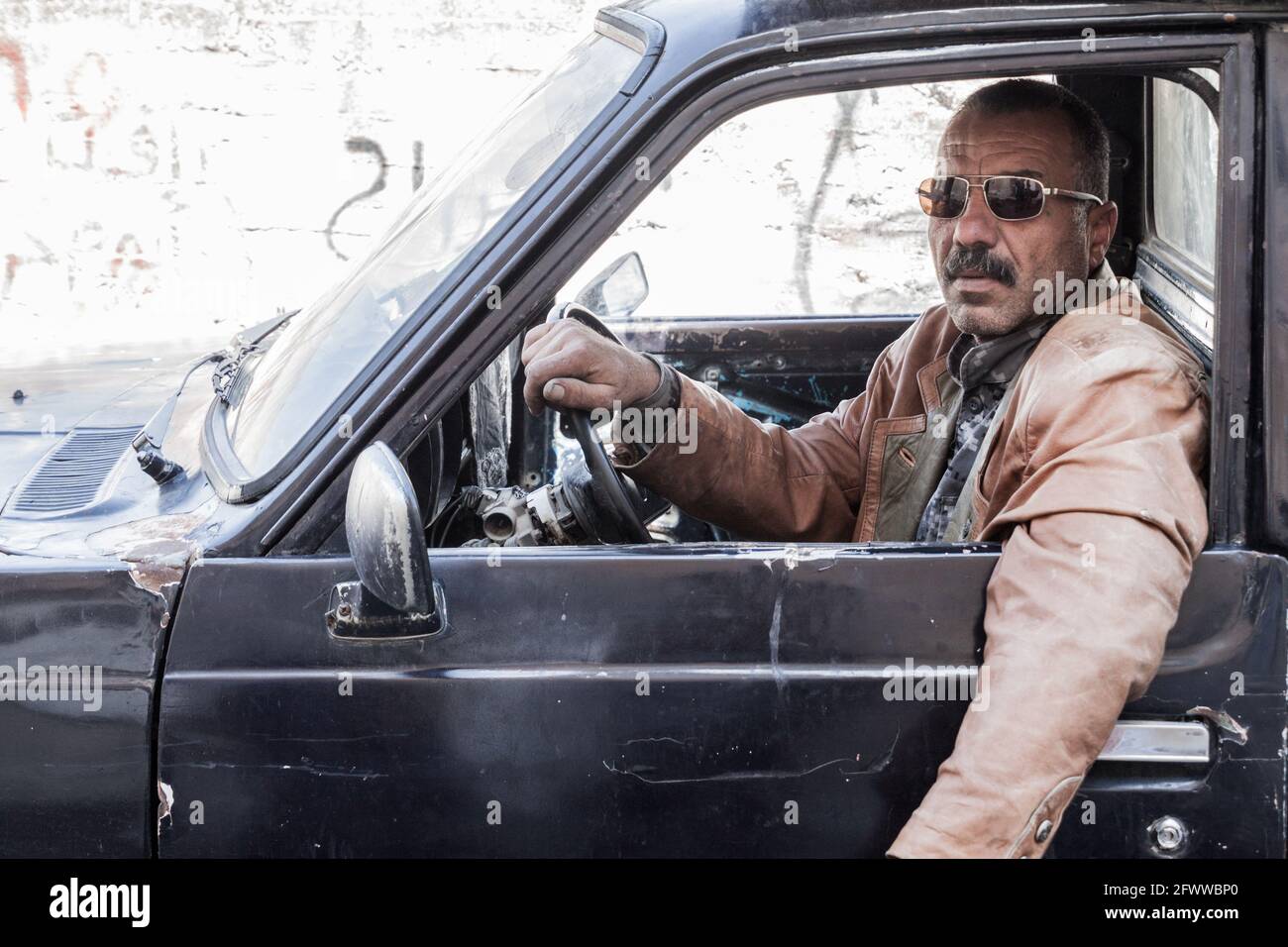 SALT, JORDANIEN - 4. APRIL 2017: Porträt eines Einheimischen in seinem Auto in Salt Town. Stockfoto