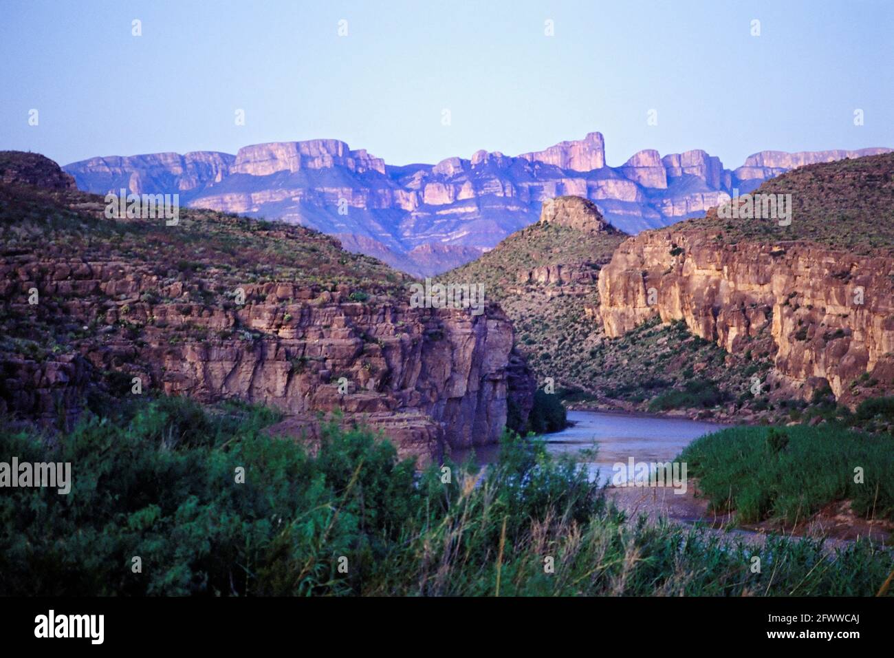 Hot Springs Canyon; Blick auf den Rio Grande River nach Südosten; Big Bend National Park; Texas. Das Kernland des Apache von Mescalero; dies war die letzte, am weitesten entfernte Grenze entlang der mexikanischen Grenze am Rio Grande. Der Apache hielt fest, dass der große Geist, nachdem er die Erde vollendet hatte, die Big Bend als Ablagerungsgrund für übrig gebliebene Felsen nutzte. Stockfoto