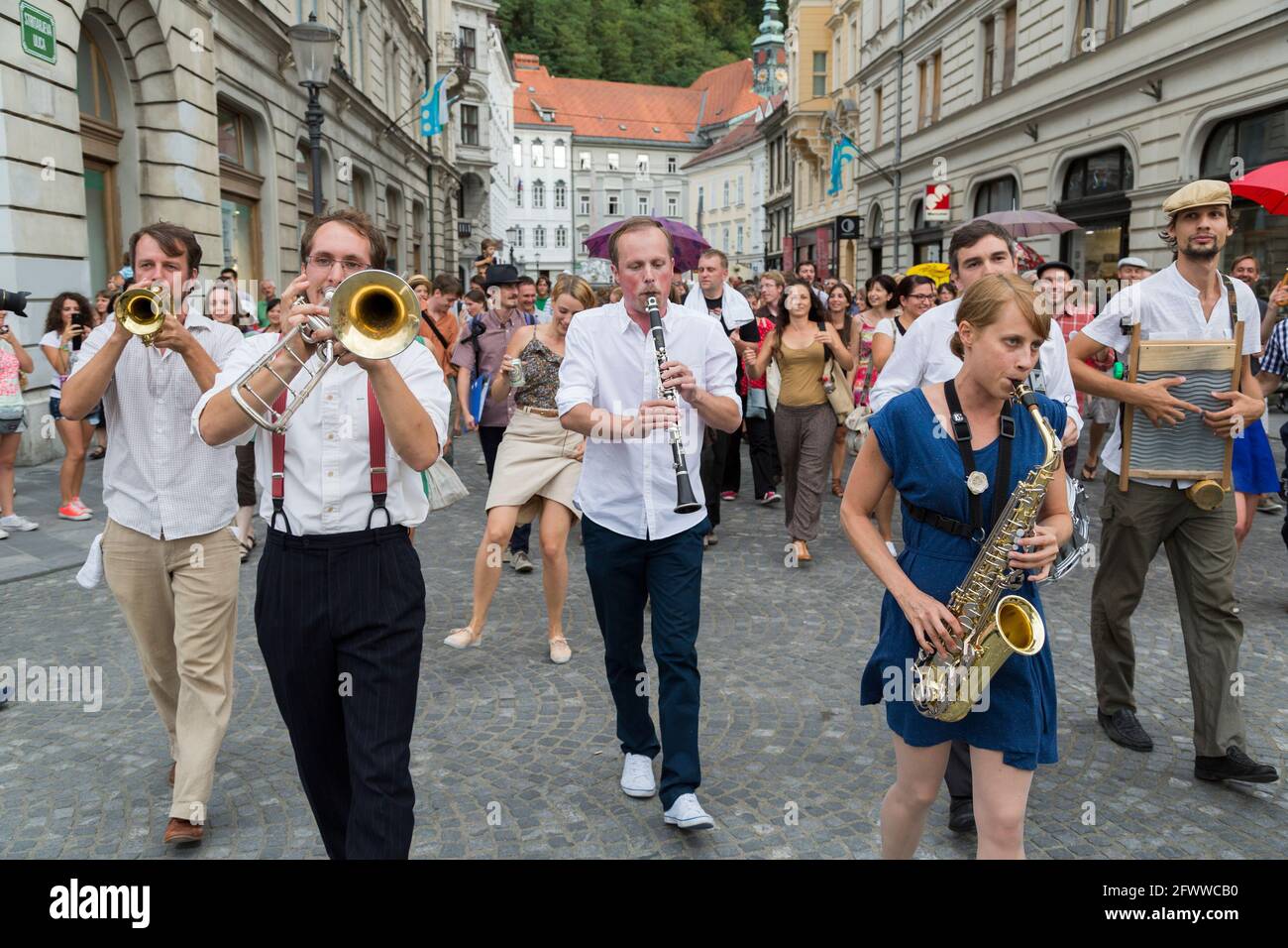 Walking Band Prozession durch Strets von Ljubljana, Slowenien Stockfoto