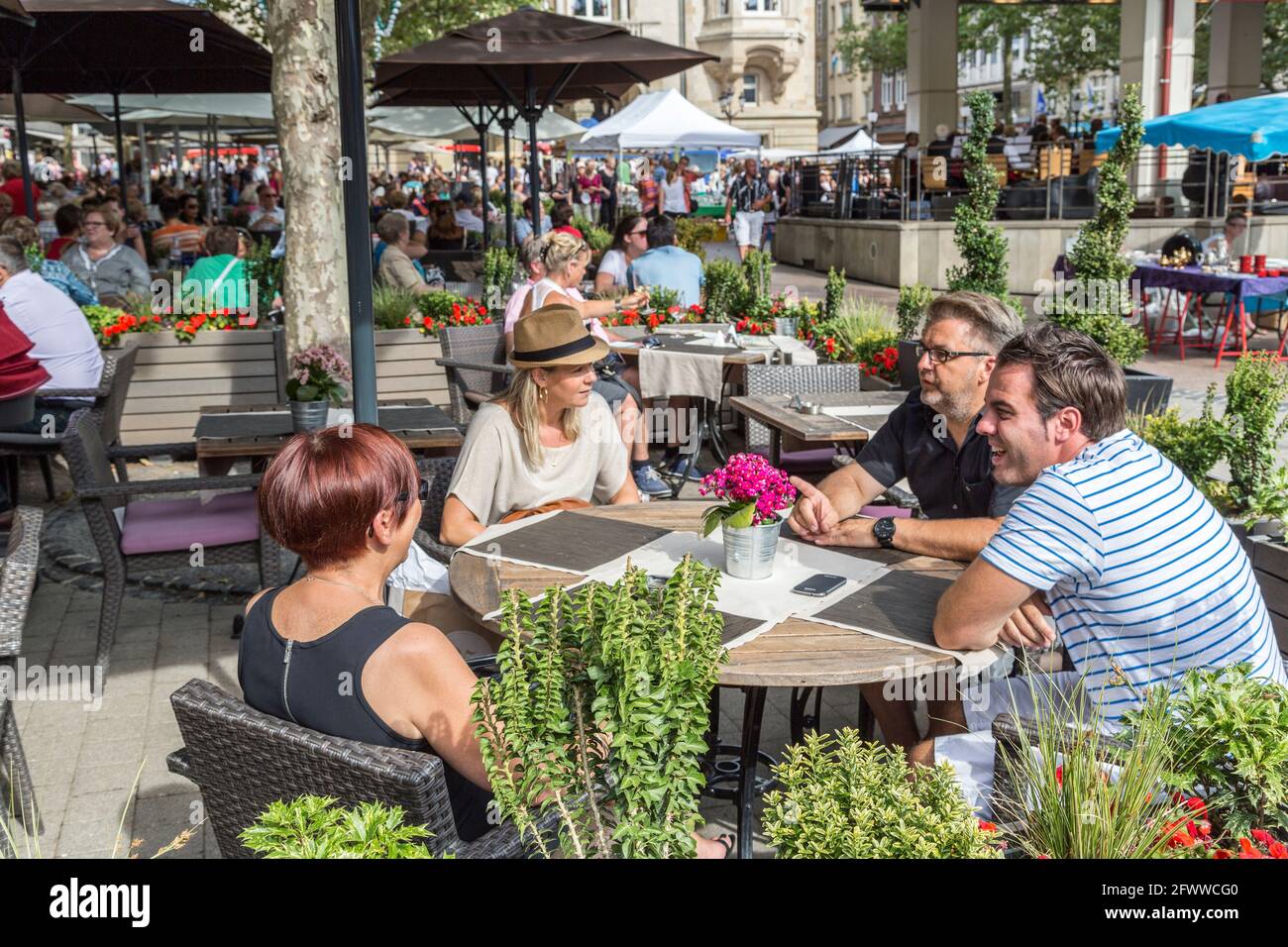 Menschen im Freiluftrestaurant, Luxemburg Stockfoto