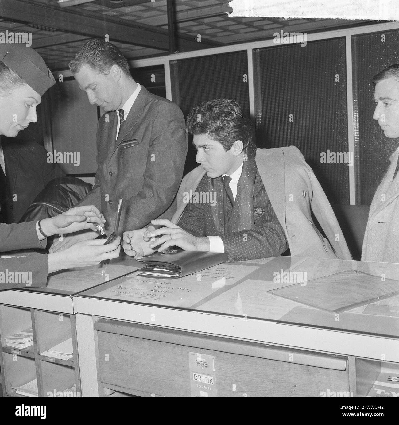 Der amerikanische Sänger Paul Anka auf dem Transit am Flughafen Schiphol, mit Volendam hat, 17. März 1964, Sänger, Niederlande, Presseagentur des 20. Jahrhunderts, Foto, Nachrichten zum erinnern, Dokumentarfilm, historische Fotografie 1945-1990, visuelle Geschichten, Menschliche Geschichte des zwanzigsten Jahrhunderts, Momente in der Zeit festzuhalten Stockfoto