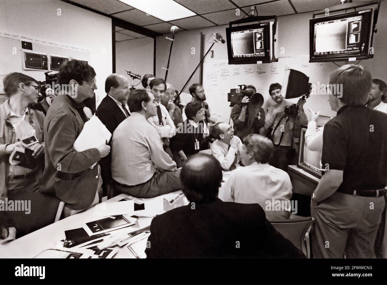 Voyager 2 bei Neptune; Jet Propulsion Laboratory; Pasadena; Kalifornien; August 25; 1989; das „Letzte Abendmahl“ des Voyager-Programms. Die NASA-Raumsonde Voyager 2 wurde die erste Raumsonde, die den Planeten Neptun beobachtete, sein endgültiges planetarisches Ziel. Die Voyager 2, die etwa 4;950 Kilometer (3;000 Meilen) über Neptuns Nordpol zurückgelegt hat, hat sich seit dem Verlassen der Erde vor 12 Jahren jedem Planeten am nächsten angenähend angenähend angenähend. Fünf Stunden später fuhr die Sonde etwa 40;000 Kilometer (25;000 Meilen) von Neptuns größtem Mond Stockfoto