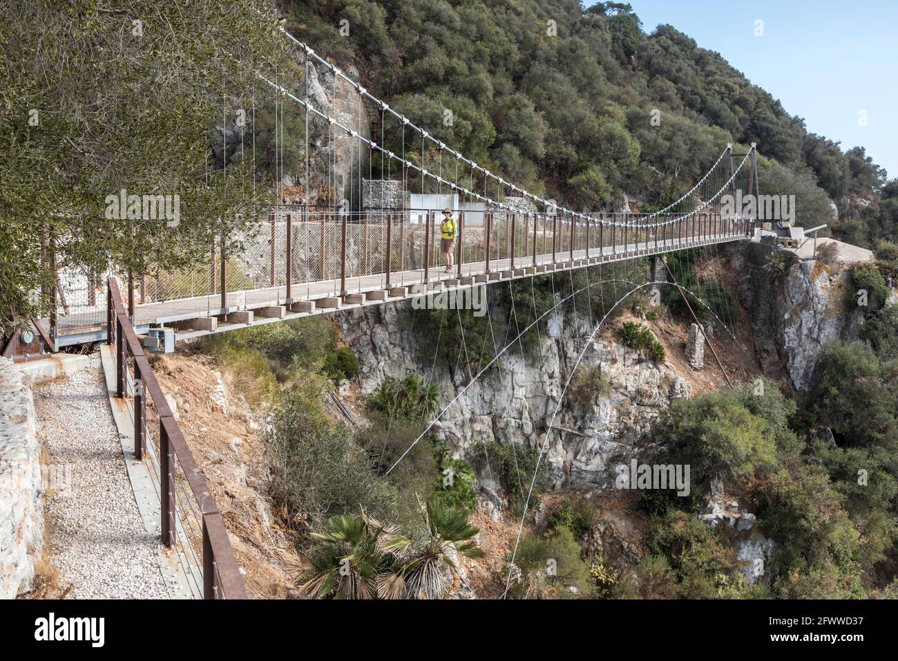 Person auf Windsor Hängebrücke, Gibraltar Stockfoto