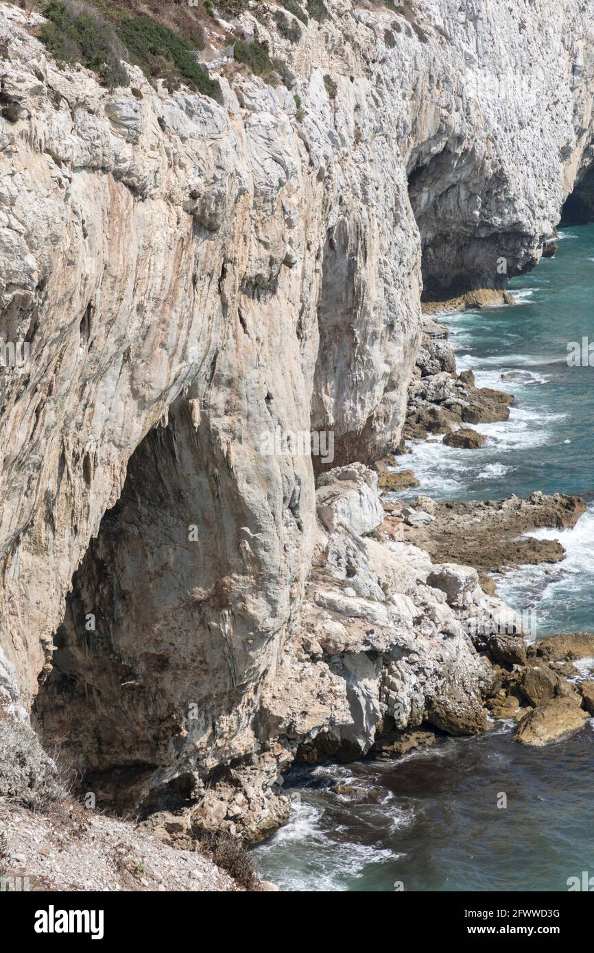 Küstenabschnitt mit Gorham's Cave, Gibraltar Stockfoto