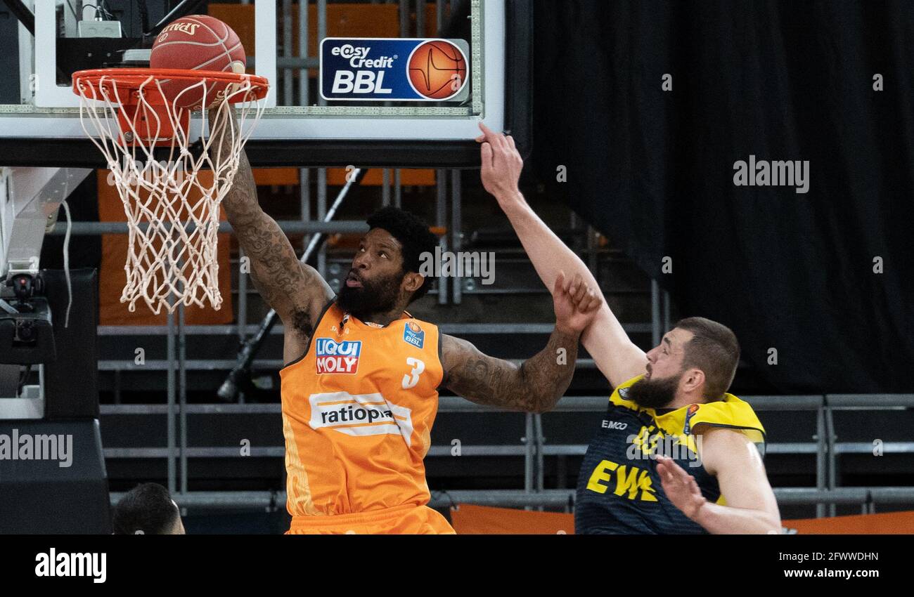 Neu Ulm, Deutschland. Mai 2021. Basketball: Bundesliga, ratiopharm Ulm - EWE Baskets Oldenburg, Meisterschaftsrunde, Viertelfinale, Spieltag 3 in der ratiopharm Arena. Ulmer Cameron Clark (l) und Oldenburgs Nathan Boothe kämpfen um den Ball. Quelle: Stefan Puchner/dpa/Alamy Live News Stockfoto