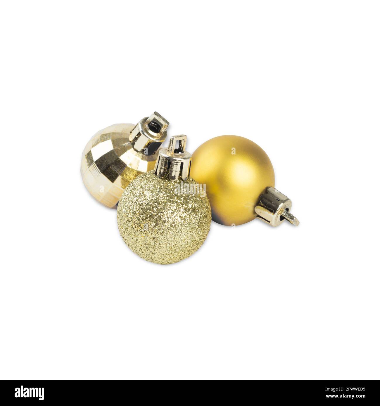 Drei goldene weihnachtskugeln auf weißem Hintergrund isoliert. Stockfoto