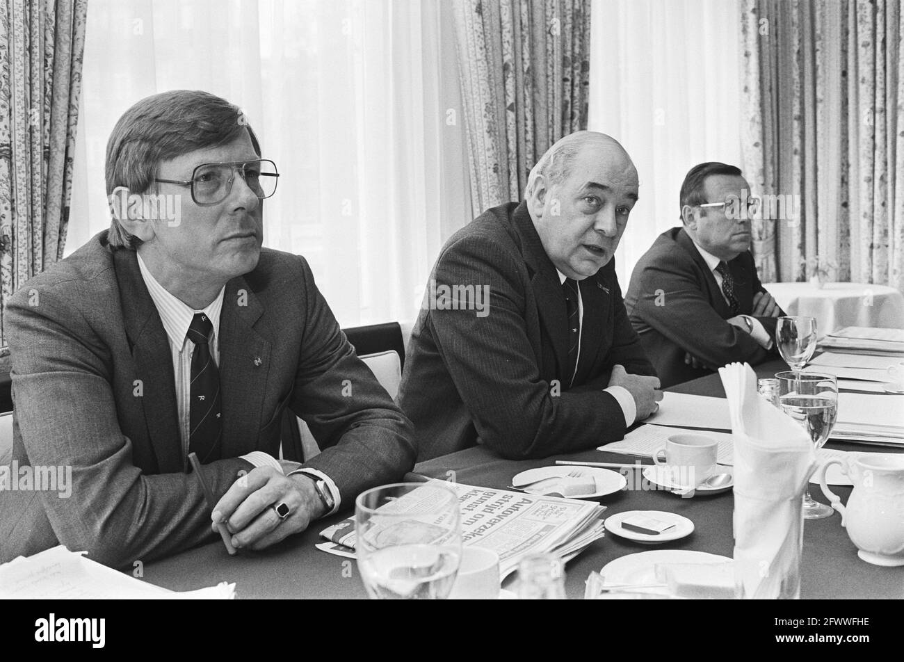 Auftrag Hollander und Van der Mey, Pressekonferenz Nationale Nederlanden; drs. E. K. den Bakker während der Pressekonferenz und mr. Van Rijn und drs. L. van Zwol, 6. Mai 1982, Pressekonferenzen, Niederlande, Foto der Presseagentur des 20. Jahrhunderts, Nachrichten zum erinnern, Dokumentarfilm, historische Fotografie 1945-1990, visuelle Geschichten, Menschliche Geschichte des zwanzigsten Jahrhunderts, Momente in der Zeit festzuhalten Stockfoto