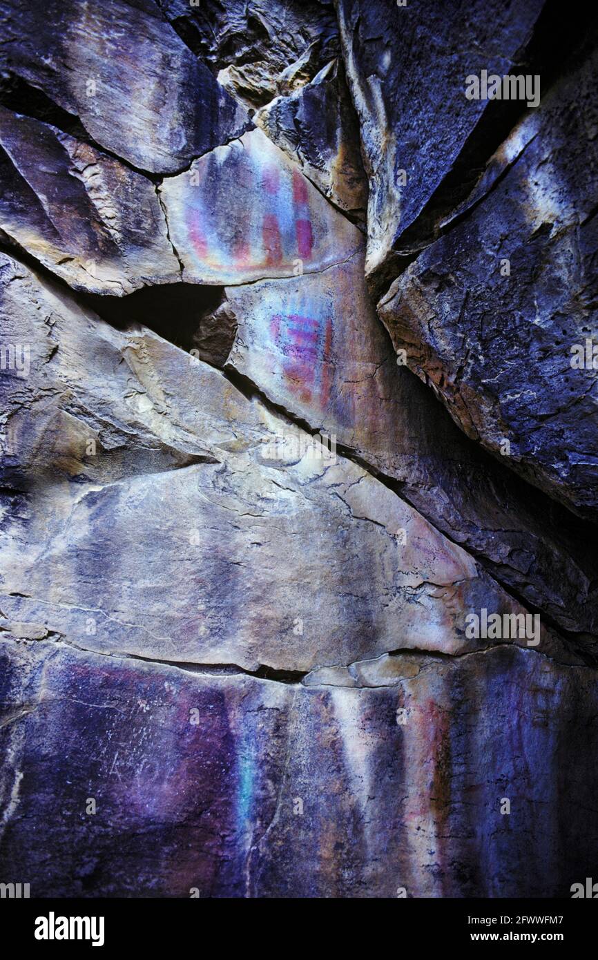 Auf Felsoberflächen gemalte Entwürfe sind in den Coso Mountains ungewöhnlich, wo Petroglyphen häufig vorkommen. Stockfoto