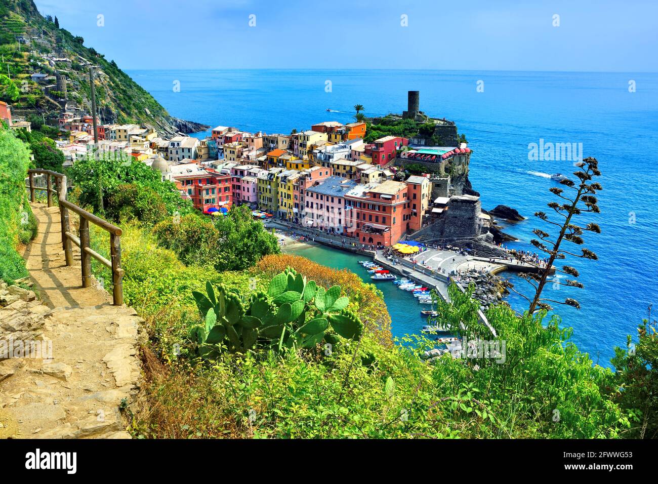 Buntes Cinque Terre Dorf von Vernazza, Italien. Oberhalb Ansicht mit Wanderweg und blauem Meer. Stockfoto
