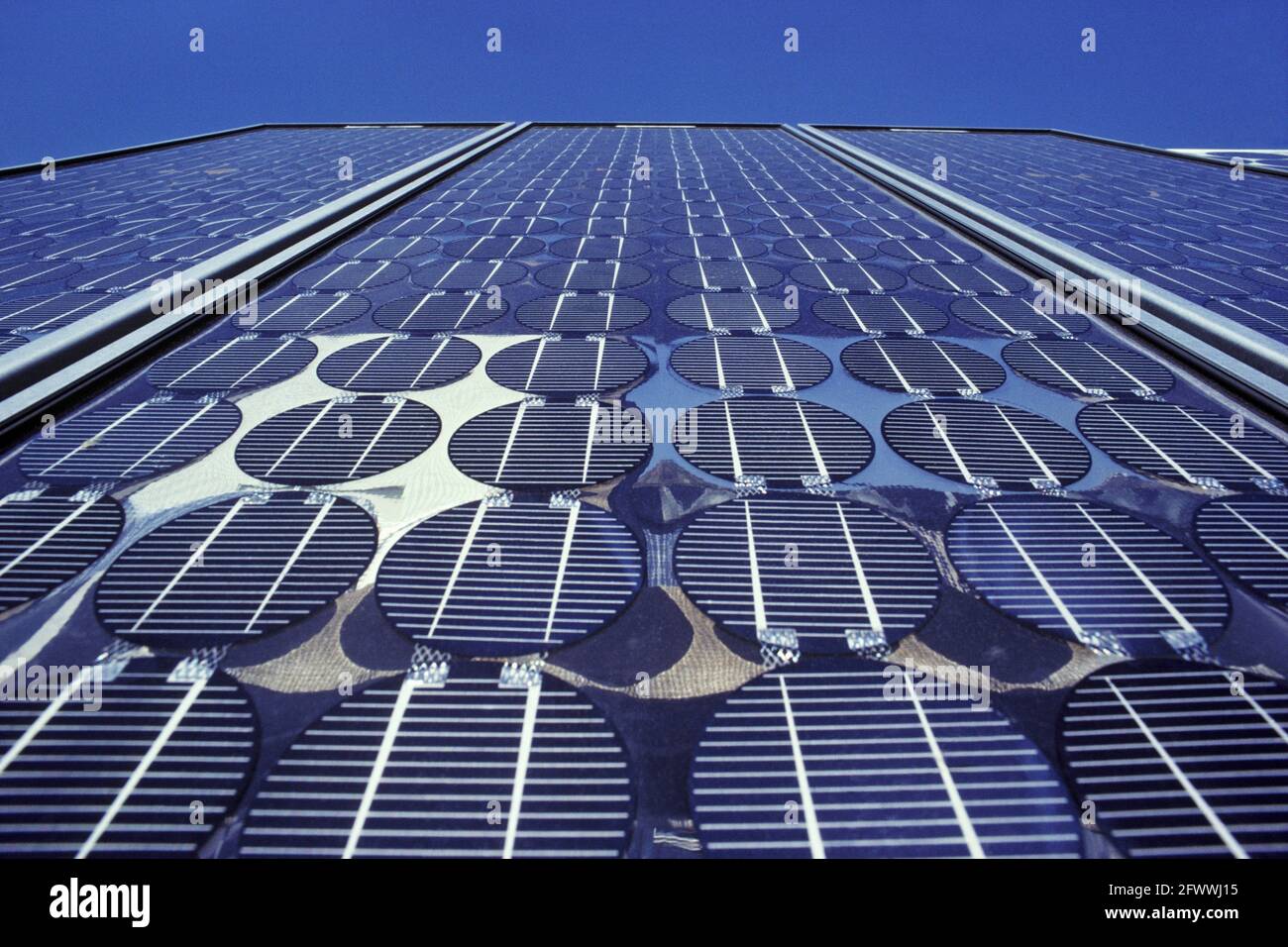 Solarzellen und Solarmodule werden im Jet Propulsion Laboratory in Pasadena, Kalifornien, auf Langlebigkeit getestet. Stockfoto