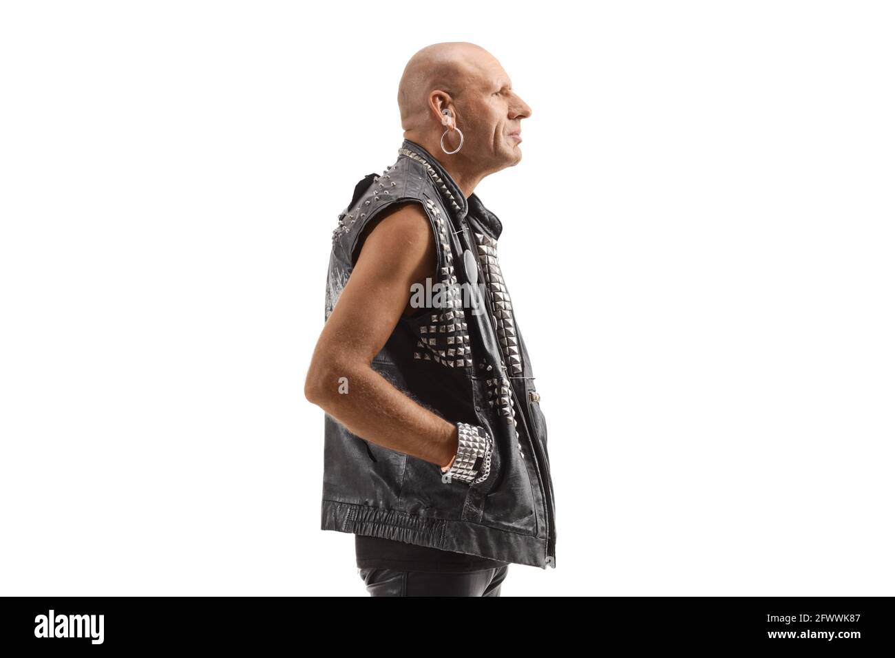 Glatze Punk Mann in Lederkleidung isoliert auf weißem Hintergrund Stockfoto