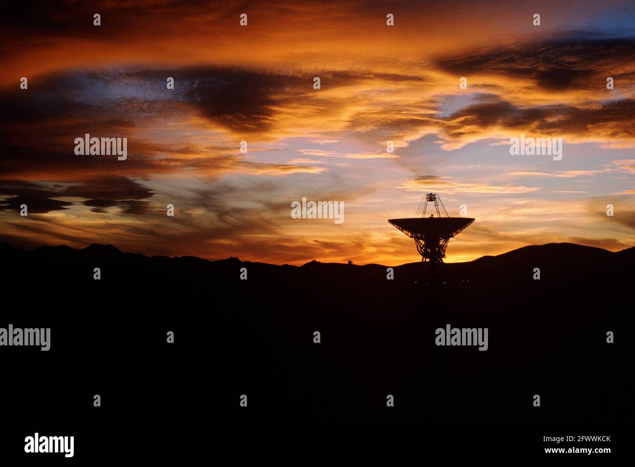 70 Meter Goldstone-Mars-Antenne bei Sonnenuntergang Stockfoto