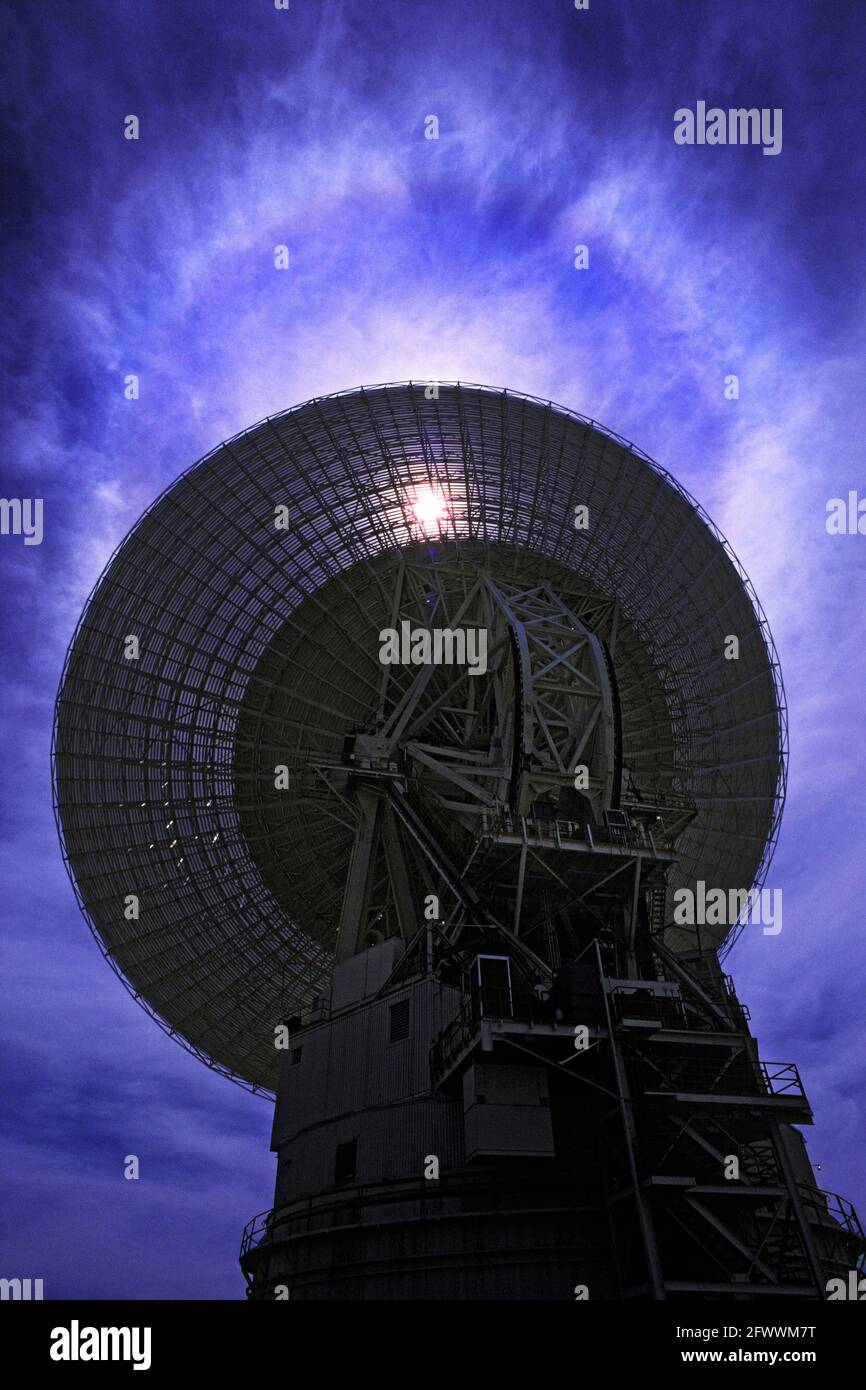 70 Meter-Mars-Antenne mit einem 22 Grad Solar Heiligenschein Stockfoto