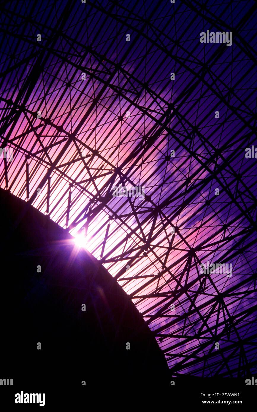 Radioteleskop Struktur mit Sonne und irisierenden Wolken Stockfoto