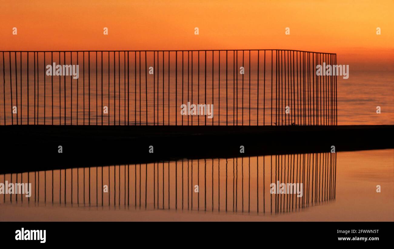 Esalen Swimmingpool; Terrasse; Geländer und Meer Stockfoto