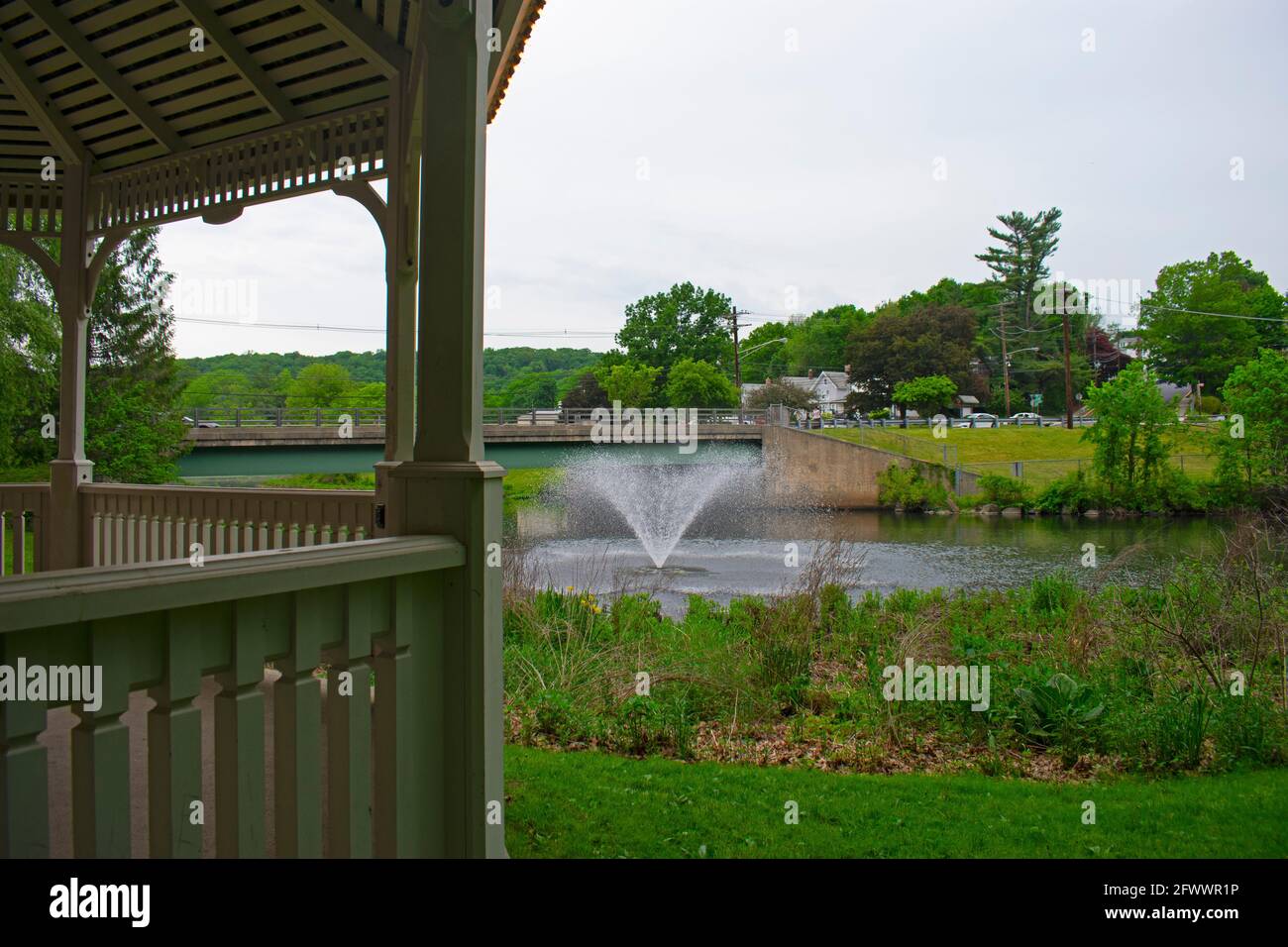 Wasserbrunnen im Grace Lord Park in Boonton, New Jersey, von einem nahegelegenen Pavillon aus gesehen -03 Stockfoto