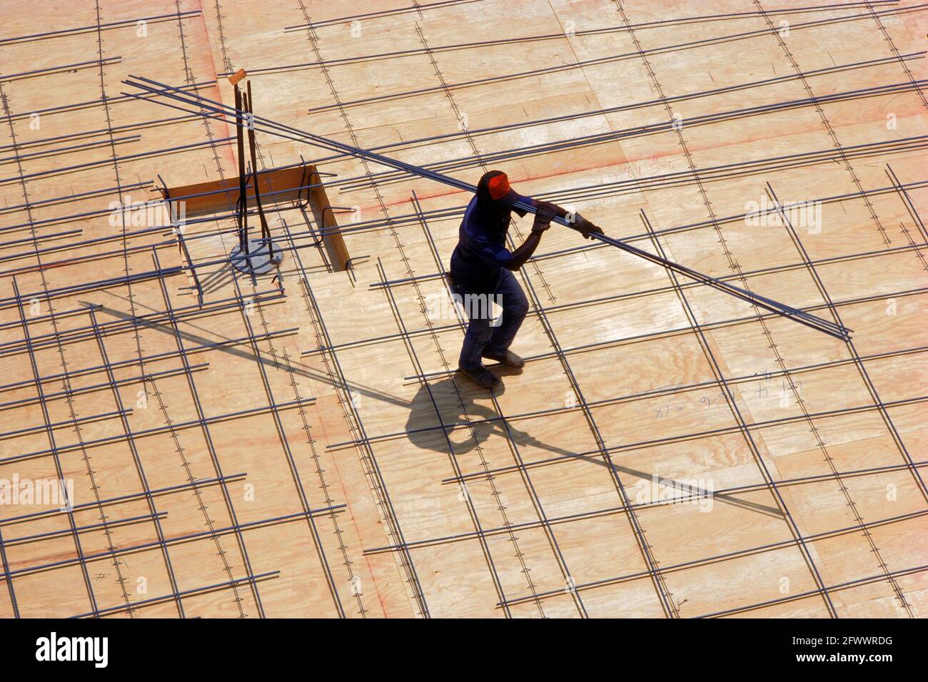 Bauarbeiter mit Bewehrung Stockfoto