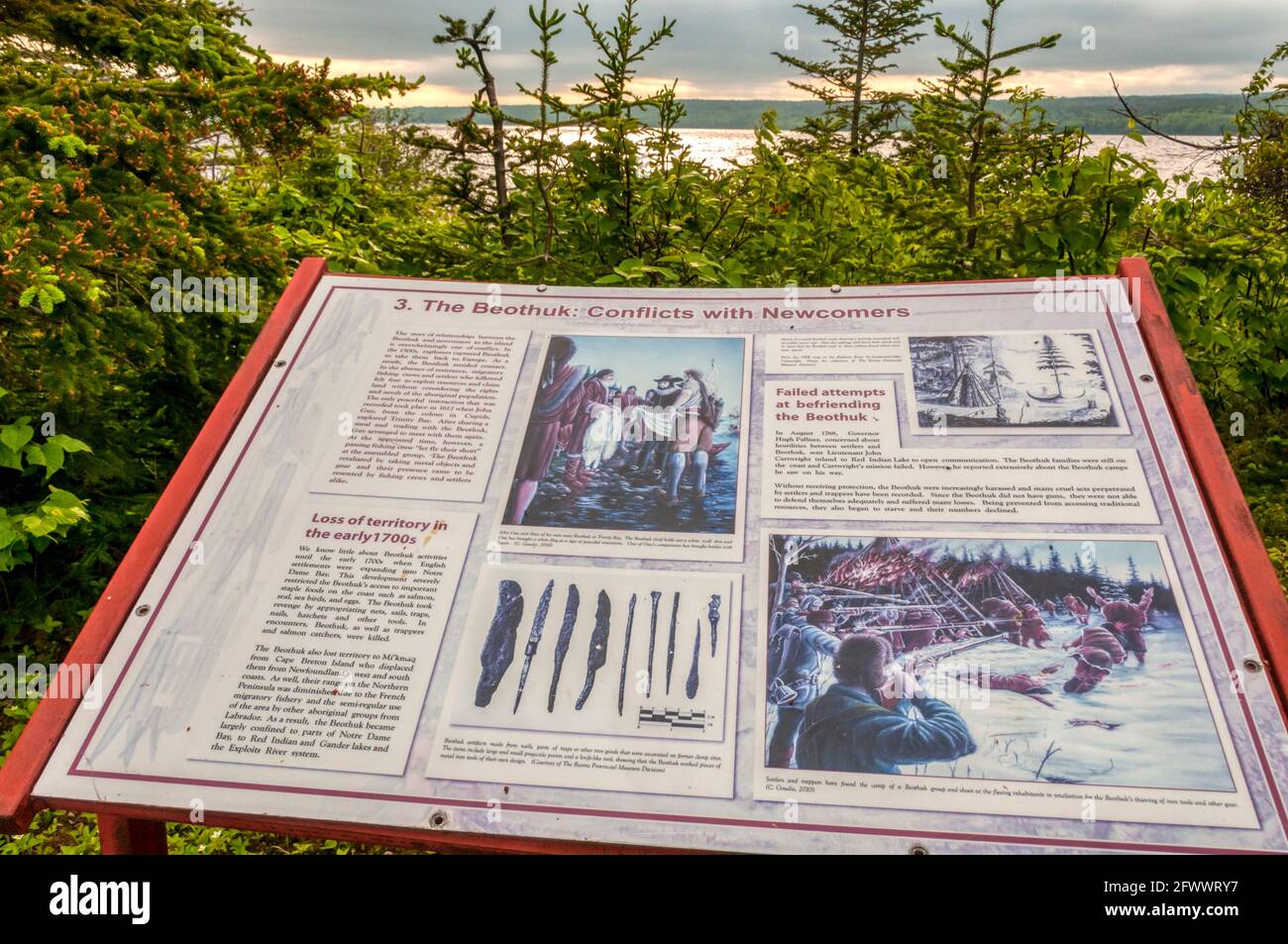 Ein Touristeninformationsschild am Red indian Lake in Neufundland erklärt die Konflikte zwischen Beothuk und frühen Siedlern. Stockfoto