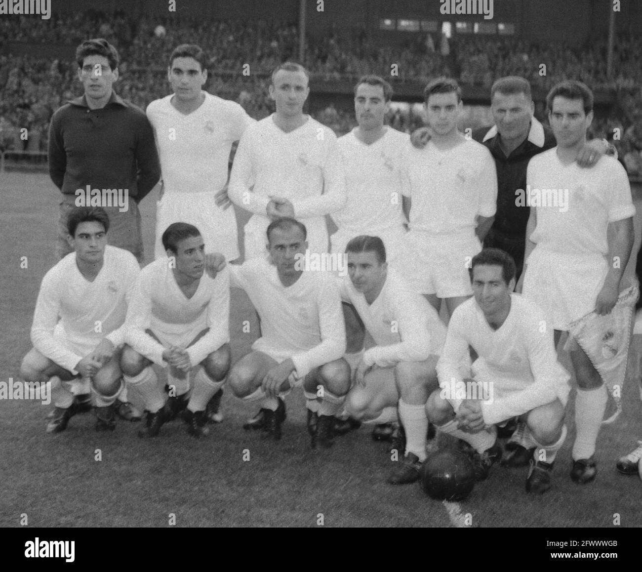 Amsterdam gegen Real Madrid 1-4 im Olympiastadion in Amsterdam, 30. Juni 1959, Niederlande, Foto der Presseagentur des 20. Jahrhunderts, zu erinnerende Nachrichten, Dokumentarfilm, historische Fotografie 1945-1990, visuelle Geschichten, Menschliche Geschichte des zwanzigsten Jahrhunderts, Momente in der Zeit festzuhalten Stockfoto