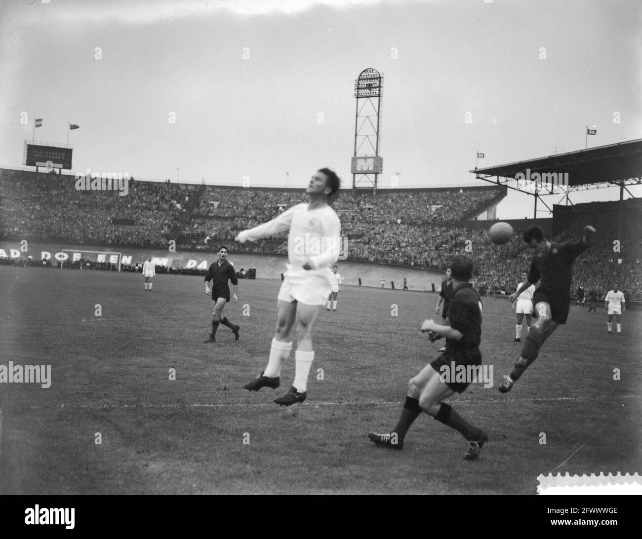 Amsterdam vs Real Madrid 1-4 im Olympiastadion in Amsterdam, 30. Juni 1959, Niederlande, Foto der Presseagentur des 20. Jahrhunderts, zu erinnerende Nachrichten, Dokumentarfilm, historische Fotografie 1945-1990, visuelle Geschichten, Menschliche Geschichte des zwanzigsten Jahrhunderts, Momente in der Zeit festzuhalten Stockfoto