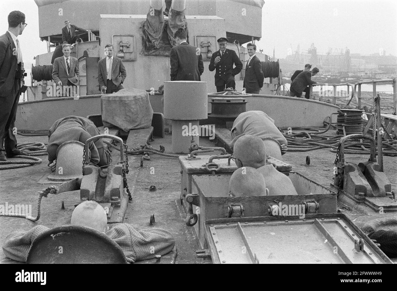 Auftrag Trouw, hazing students on old warship, 14. September 1960, hazing, STUDENTS, Niederlande, Presseagentur des 20. Jahrhunderts, Foto, Nachrichten zum erinnern, Dokumentarfilm, historische Fotografie 1945-1990, visuelle Geschichten, Menschliche Geschichte des zwanzigsten Jahrhunderts, Momente in der Zeit festzuhalten Stockfoto