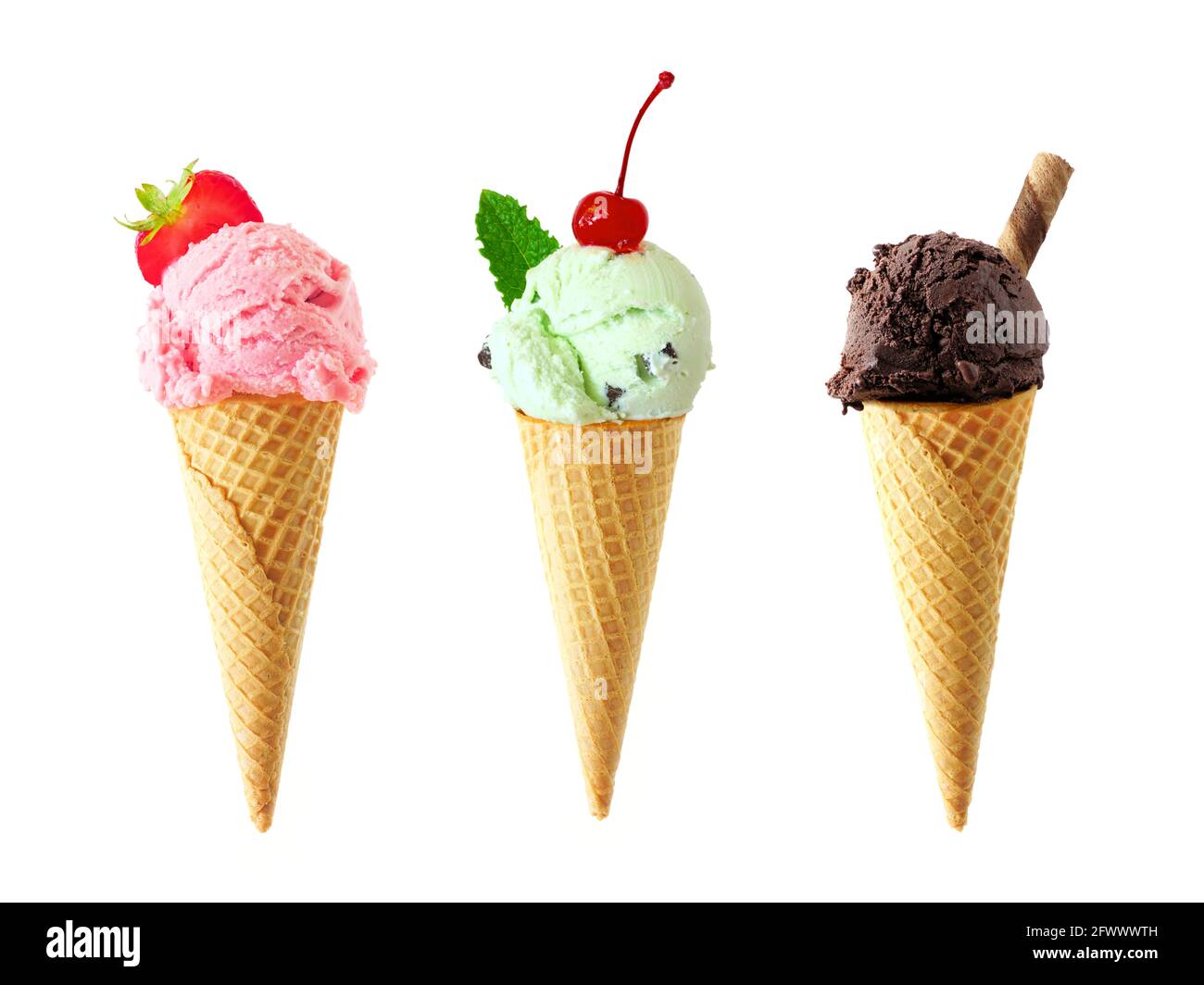 Eiskonus-Sortiment isoliert auf weißem Hintergrund. Erdbeere, Minze und dunkle Schokolade in Waffelkegel. Stockfoto