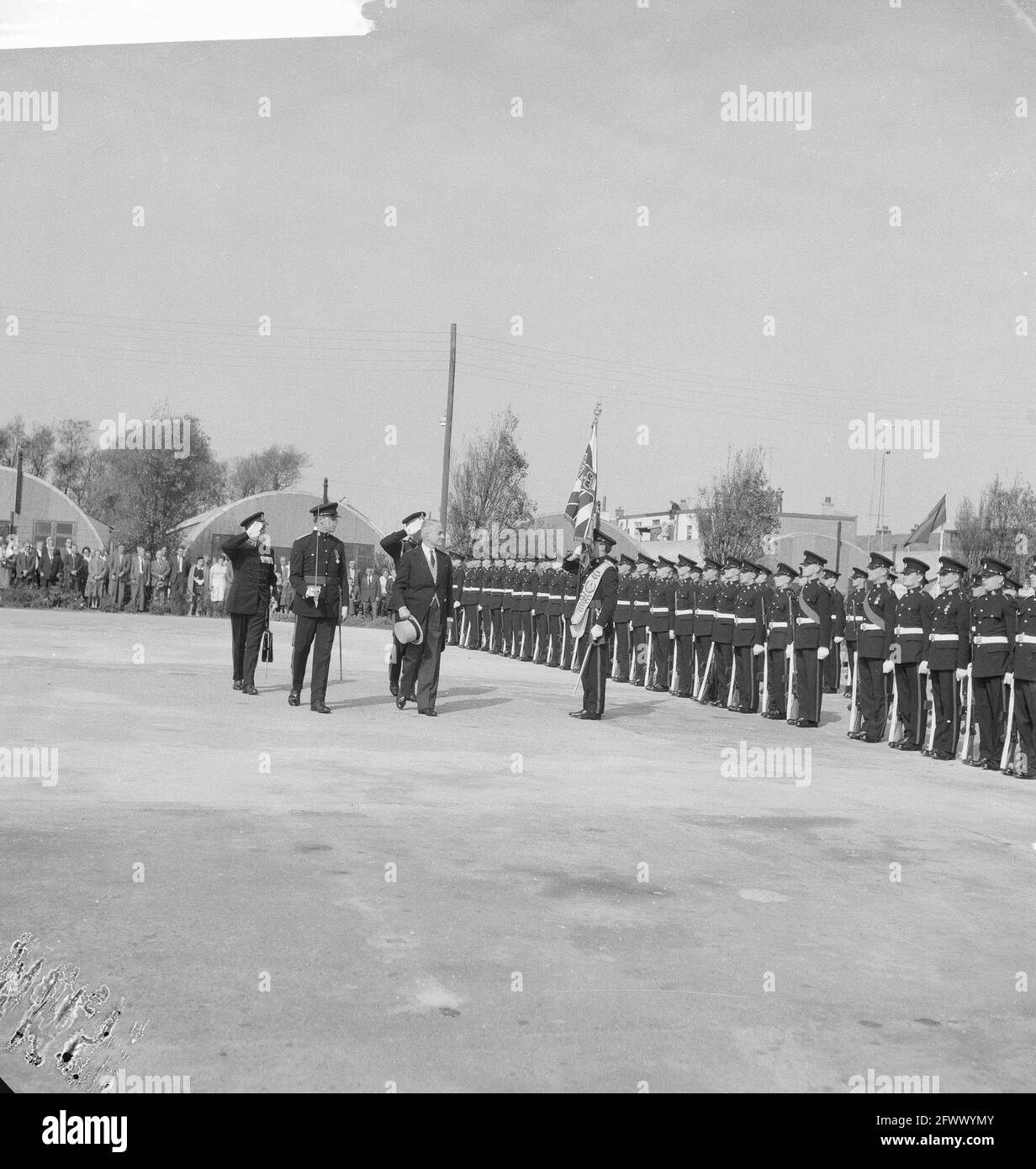 Die englische Garnison bei Hook of Holland löste sich auf. Sir Noble [britischer Botschafter] inspiziert Ehrenwache, 25. September 1961, Diplomaten, Armeeeinheiten, die Niederlande, 20. Jahrhundert Presseagentur Foto, Nachrichten zu erinnern, Dokumentarfilm, historische Fotografie 1945-1990, visuelle Geschichten, Menschliche Geschichte des zwanzigsten Jahrhunderts, Momente in der Zeit festzuhalten Stockfoto