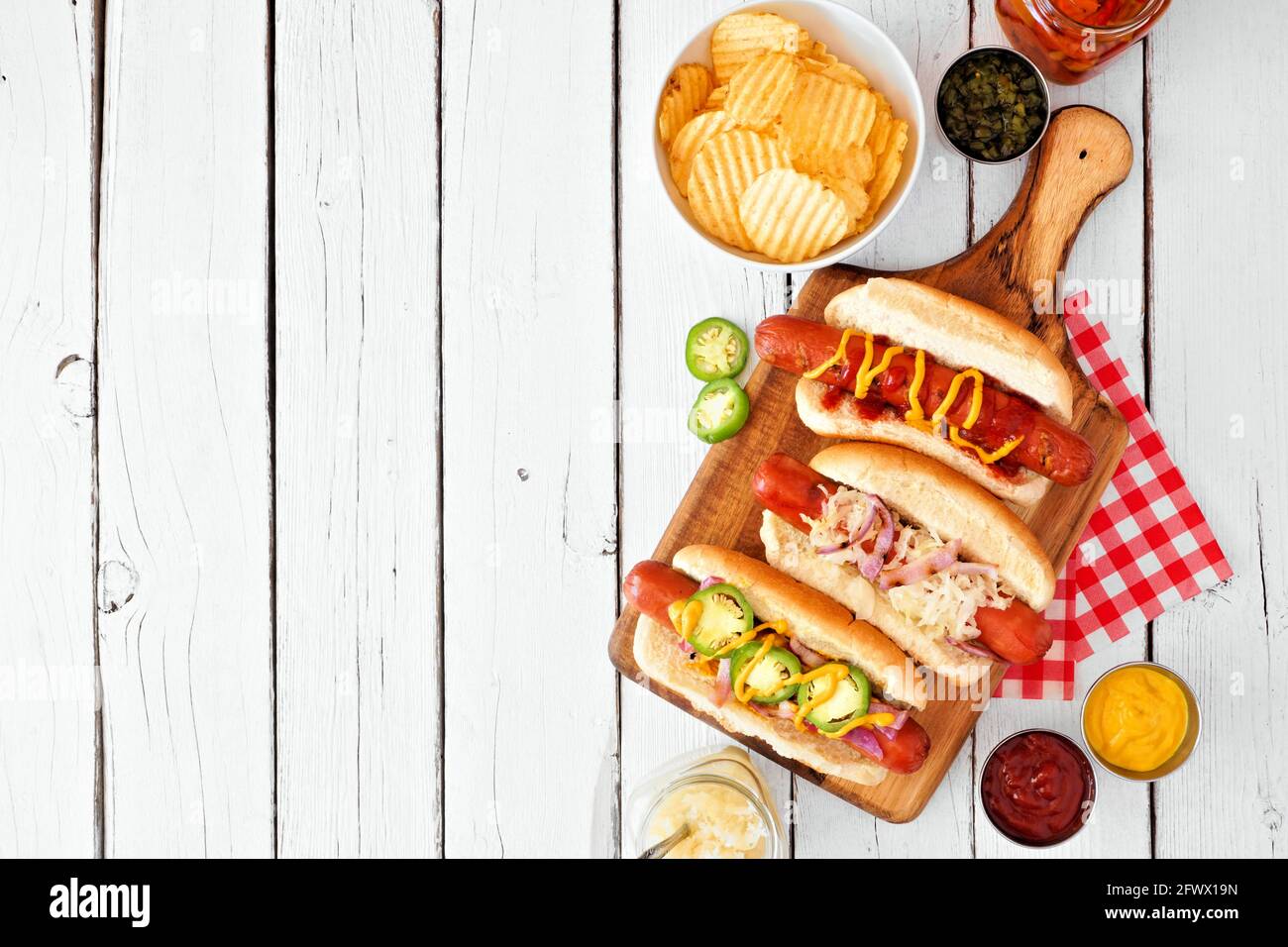 Auswahl an BBQ Hot Dogs. Oben Ansicht Tabelle Szene Seitenrand über einem weißen Holzhintergrund. Speicherplatz kopieren. Stockfoto