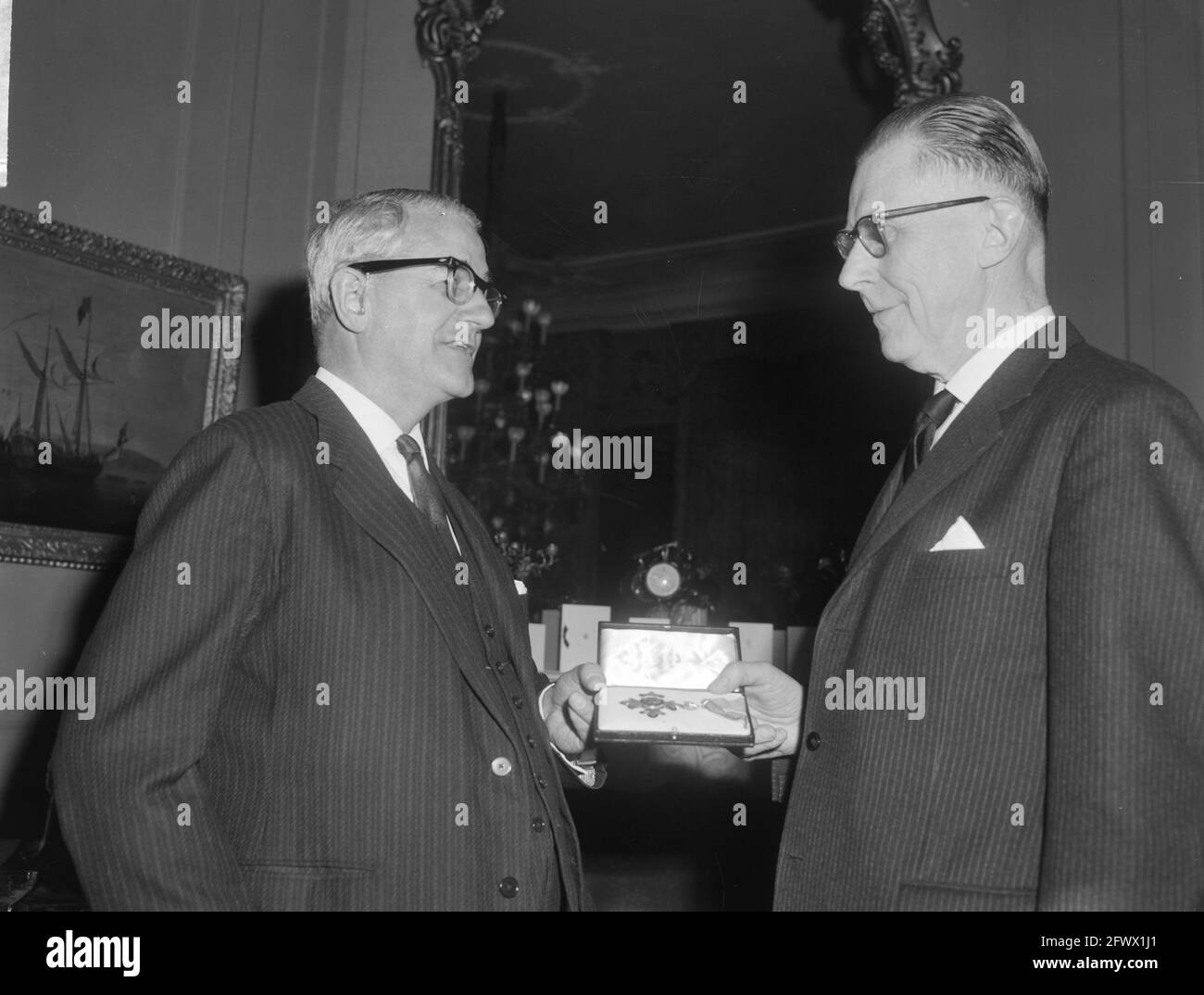 Professor Dr. R. W. Zandvoort-Preis vom englischen Botschafter Andrew Noble in seinem Wohnsitz in Den Haag erhalten, Leistungen an Anglo Ned, 9. Dezember 1963, DIENSTE, EINWOHNER, auszeichnungen, Empfänge, Niederlande, Foto der Presseagentur des 20. Jahrhunderts, zu erinnerende Nachrichten, Dokumentarfilm, historische Fotografie 1945-1990, visuelle Geschichten, Menschliche Geschichte des zwanzigsten Jahrhunderts, Momente in der Zeit festzuhalten Stockfoto