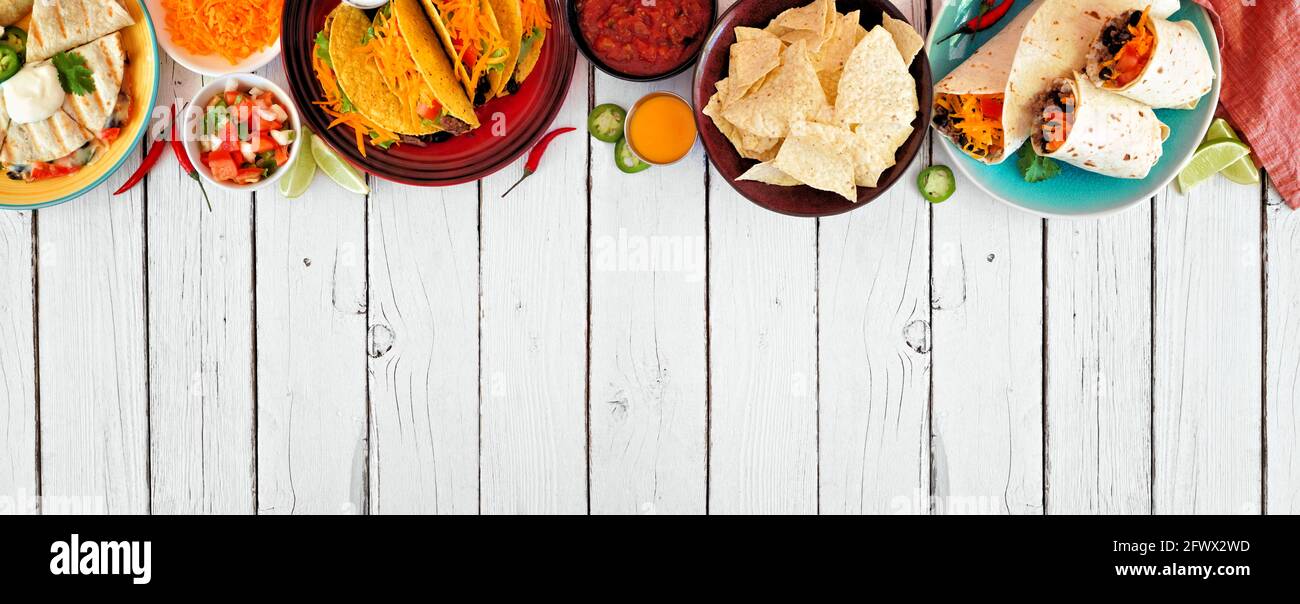 Mexikanisches Essen, oberer Rand, Ansicht von oben auf einem weißen Holzbanner Hintergrund. Quesadilla, Tacos, Nachos und Burritos. Speicherplatz kopieren. Stockfoto