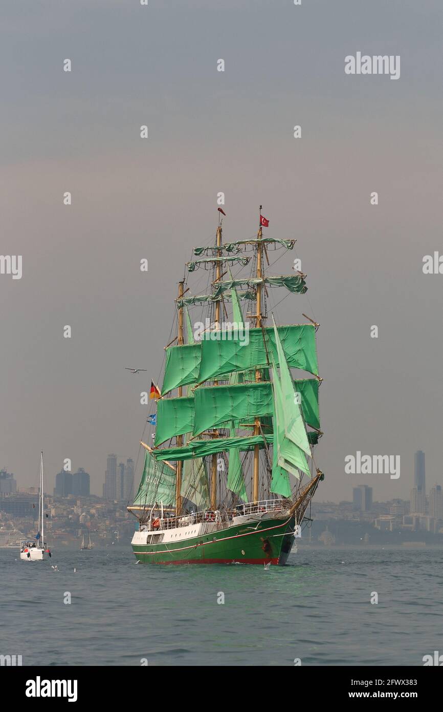 Alexander von Humboldt II. Besuch im Hafen von Istanbul während Tall Schiffsregatta Stockfoto