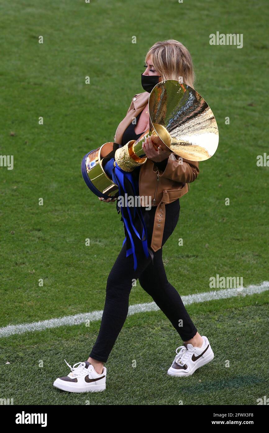 Mailand, Italien, 23. Mai 2021. Der Scudetto-Pokal wird nach dem Spiel der Serie A in Giuseppe Meazza, Mailand, auf seinen Sockel getragen. Bildnachweis sollte lauten: Jonathan Moscrop / Sportimage Stockfoto