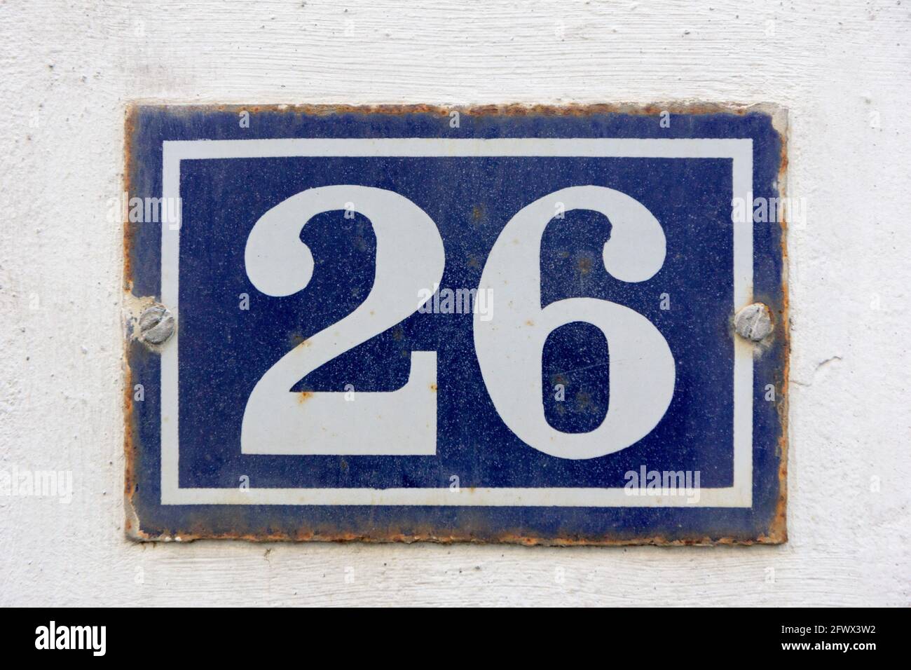 Nummer 26 in weiß auf einer blauen Metallplatte Stockfoto