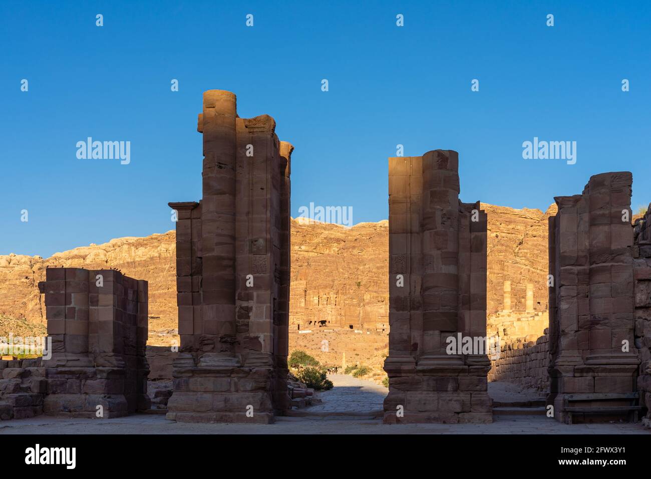 Wahrzeichen Temenos Tor, errichtet während der römischen Herrschaft über die Nabatäer in 2-4.Dekaden n. Chr., archäologische Stätte von Petra, Jordanien Stockfoto