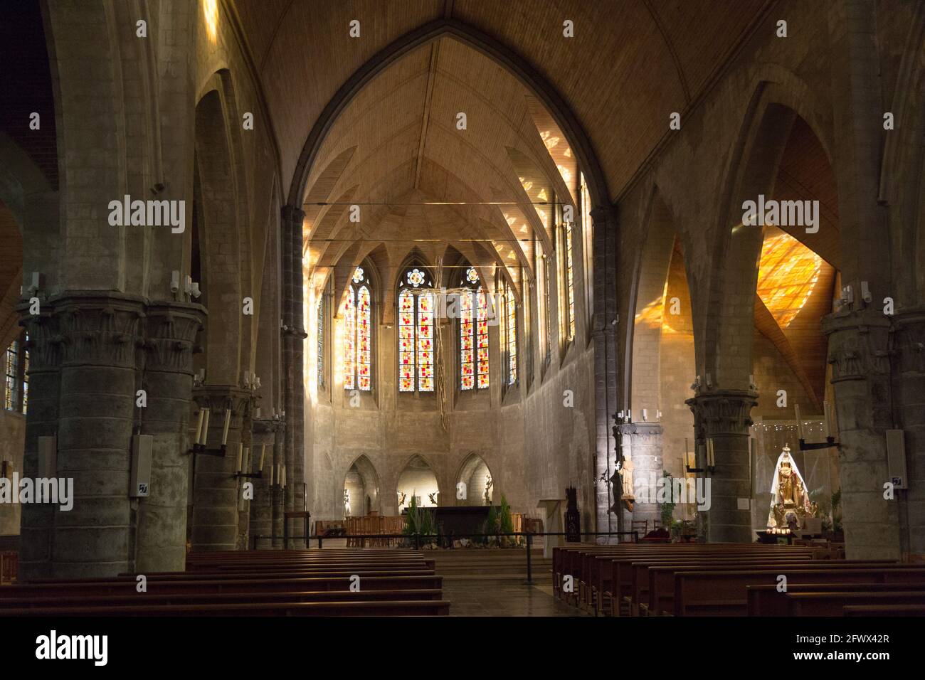 Das Innere der gotischen Kirche St. Gery (Gaugericus) mit spitzen Bögen. Valenciennes, Frankreich, 2017/01/06. Stockfoto