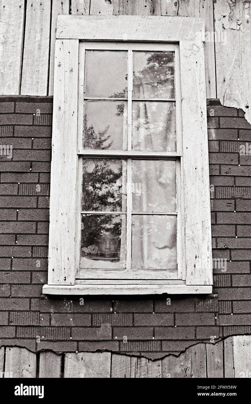 Gesicht des Kindes im Fenster Stockfoto
