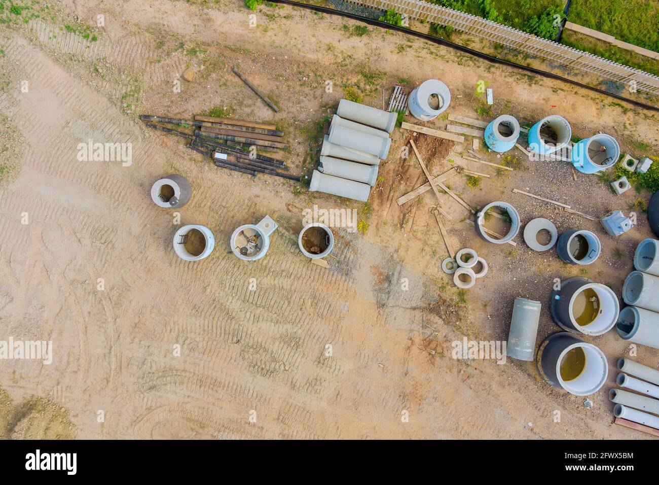 Wasser- und Abwasserleitungen auf der Baustelle gestapelt Stockfoto