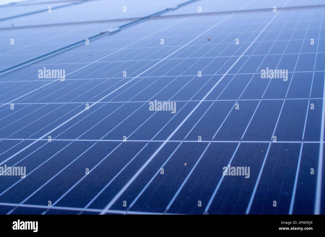 Solarstromerzeugung durch Sonnenkollektoren als Texture oder Hintergrund Stockfoto