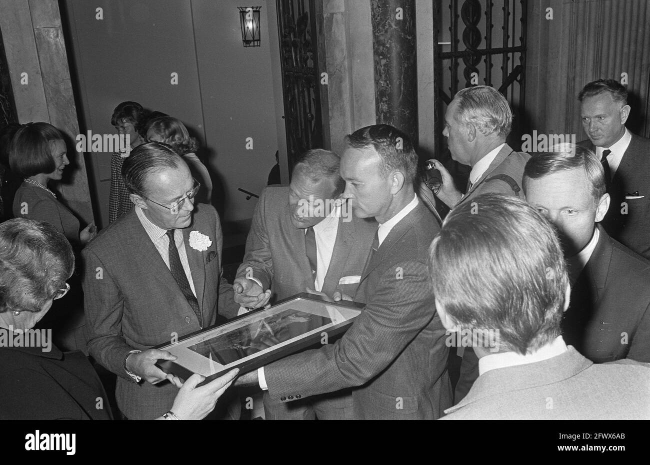 Astronauten und ihre Frauen werden im Palast am Dam-Platz empfangen. Königin Juliana und Prinz Bernhard erhalten ein Geschenk von Michael Collins, Edwin 'Buzz' Aldrin und Neil Armstrong, 9. Oktober 1969, Prinzen, Weltraumreisenden, Niederlande, Presseagentur des 20. Jahrhunderts, Foto, Nachrichten zum erinnern, Dokumentarfilm, historische Fotografie 1945-1990, visuelle Geschichten, Menschliche Geschichte des zwanzigsten Jahrhunderts, Momente in der Zeit festzuhalten Stockfoto